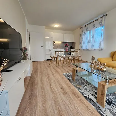 Modernes Mit Balkon Nahe Stadion Und Woerthersee